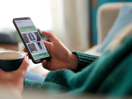 Hand som håller i mobiltelefon