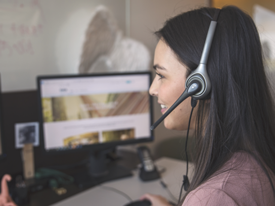 Person som talar i telefon med hörlurar