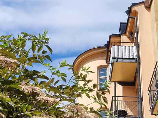 Husfasad med balkonger