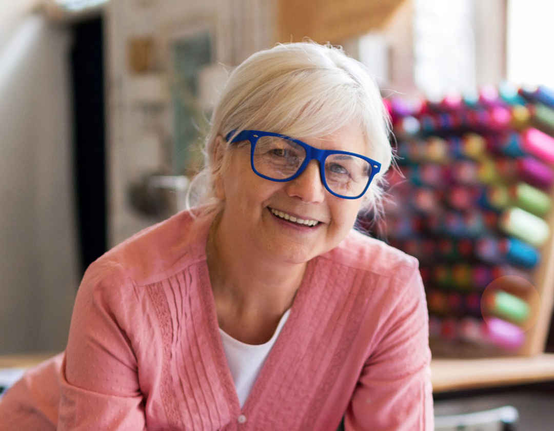 Kvinna med blå glasögon i en syatelje